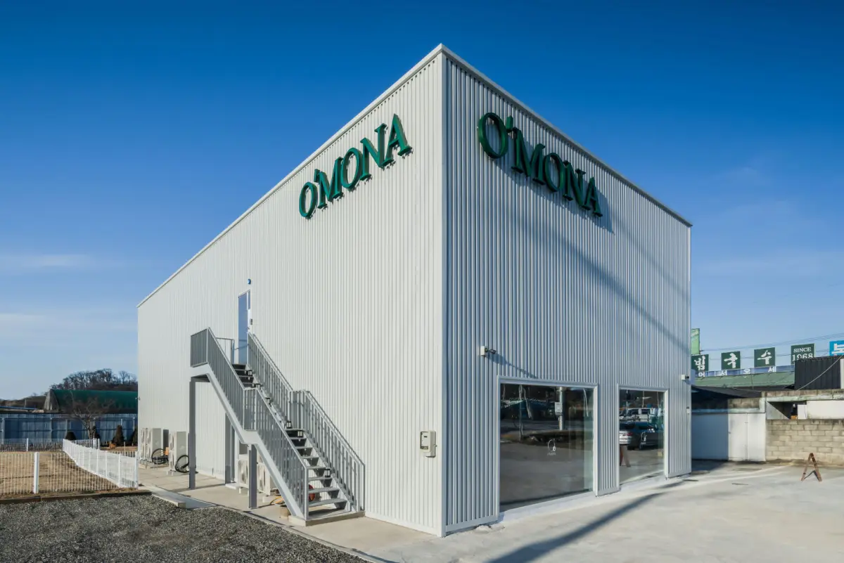 양면 사이니지가 돋보이는 코너형 카페 외관